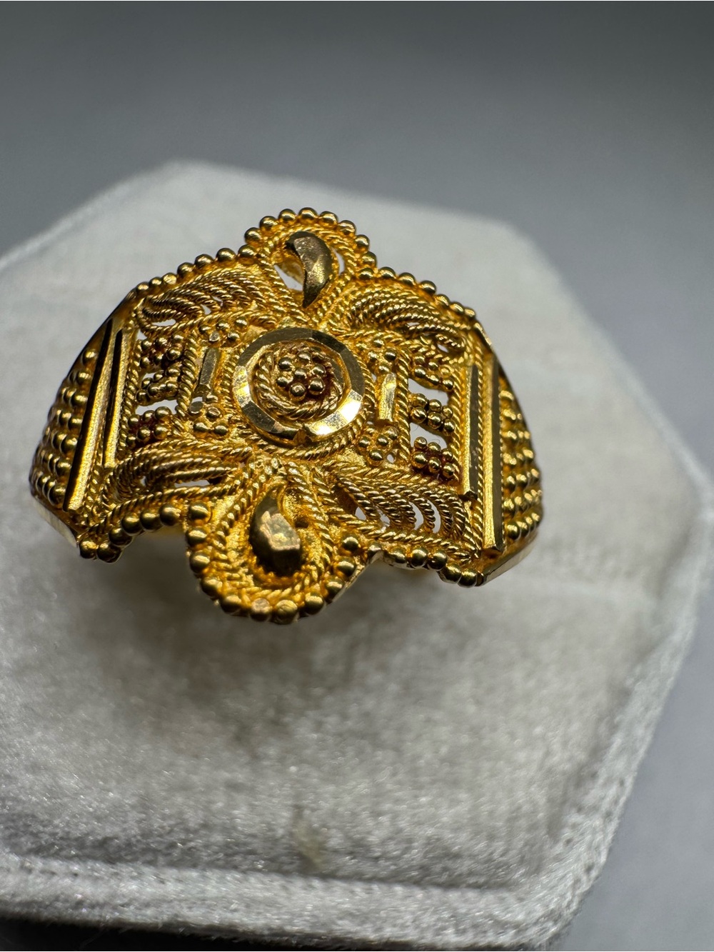 Vintage 21K Gold Ring 3.4 grams Size 8 | Solid Yellow Gold Jewelry - Picture 4 of 17